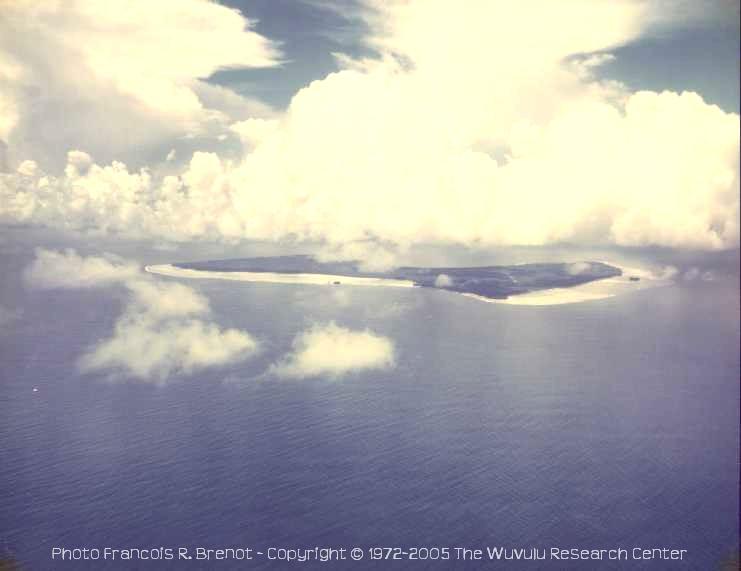 Wuvulu Island, aerial view from NW - Photo François R. Brenot • Copyright © 1972-2010 by The Wuvulu Research Center • All Rights Reserved -  [Click on photo for larger size image]